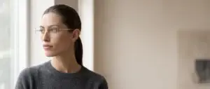 דוגמנית מרכיבה משקפי LINDBERG טיטניום באופטיקה רואים במושבה
