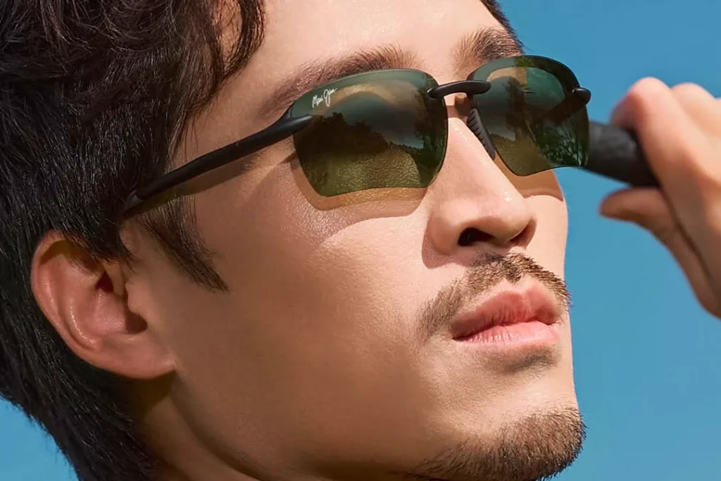 שחקן גולף מרכיב משקפי שמש Maui Jim מקוטבים
