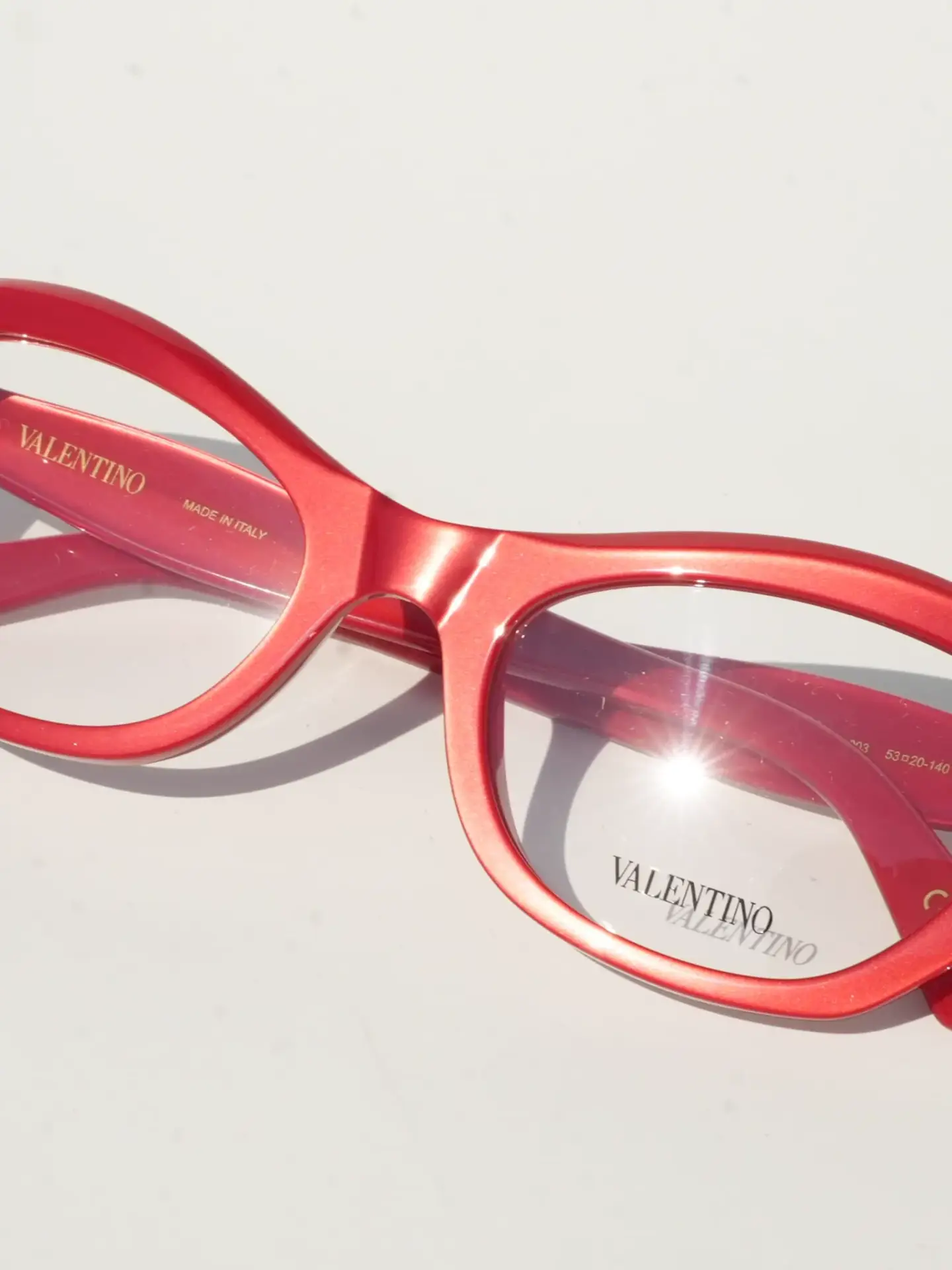 מסגרת Valentino אדומה עם הכיתוב Made in Italy ומידות המסגרת על הזרוע